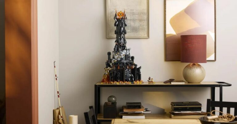 L’imposant ensemble Barad-dûr de Lego est maintenant disponible pour les Lego Insiders