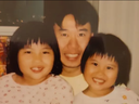 Ken Lee, au centre, vu ici avec sa famille, a été poignardé à mort lors d'une attaque au centre-ville de Toronto le 18 décembre 2022.