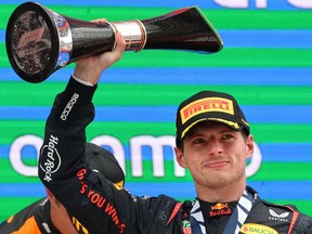 Le pilote néerlandais de Red Bull, Max Verstappen, célèbre sur le podium sa victoire au Grand Prix d'Espagne de Formule 1 sur le circuit de Catalunya le 23 juin 2024 à Montmelo, dans la banlieue de Barcelone.