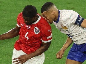 Le Français Kylian Mbappe affronte l'Autrichien Kevin Danso lors du match de phase de groupes de l'UEFA EURO 2024 entre l'Autriche et la France à la Düsseldorf Arena le 17 juin 2024 à Düsseldorf, en Allemagne.