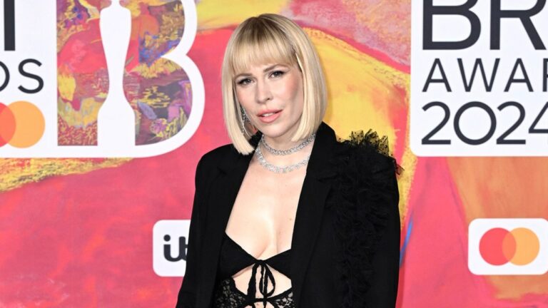 Natasha Bedingfield sur l'impact de la renommée : « Cette culture vous permet de bien vous comporter »
