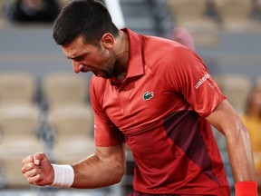 Novak Djokovic célèbre après un point alors qu'il joue contre Lorenzo Musetti lors de leur match sur le court Philippe-Chatrier au complexe Roland Garros lors de Roland-Garros à Paris, tôt le dimanche 2 juin 2024.