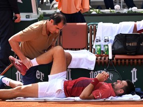 Le Serbe Novak Djokovic reçoit des soins médicaux lors de son match de seize matchs en simple masculin contre l'Argentin Francisco Cerundolo.