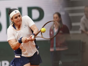 La Tunisienne Ons Jabeur joue un tir contre la Danoise Clara Tauson lors de leur match du quatrième tour du tournoi de tennis de Roland Garros au stade Roland Garros à Paris, dimanche 2 juin 2024.