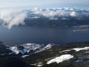 Le village de Kitimaat de la Première Nation Haisla est vu dans une vue aérienne le long du chenal Douglas, près de Kitimat, en Colombie-Britannique.