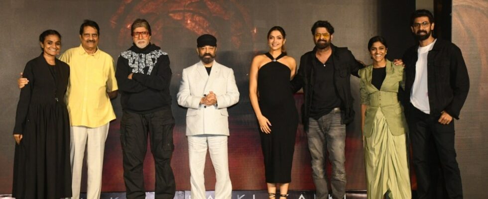 Prabhas, Amitabh Bachchan, Kamal Haasan et Deepika Padukone révèlent les détails de l'épopée de science-fiction « Kalki 2898 AD » lors du lancement à Mumbai Plus de variétés Les plus populaires À lire absolument Inscrivez-vous aux newsletters de variétés Plus de nos marques