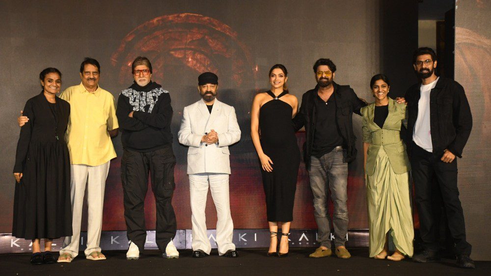 Prabhas, Amitabh Bachchan, Kamal Haasan et Deepika Padukone révèlent les détails de l'épopée de science-fiction « Kalki 2898 AD » lors du lancement à Mumbai Plus de variétés Les plus populaires À lire absolument Inscrivez-vous aux newsletters de variétés Plus de nos marques
	
	
