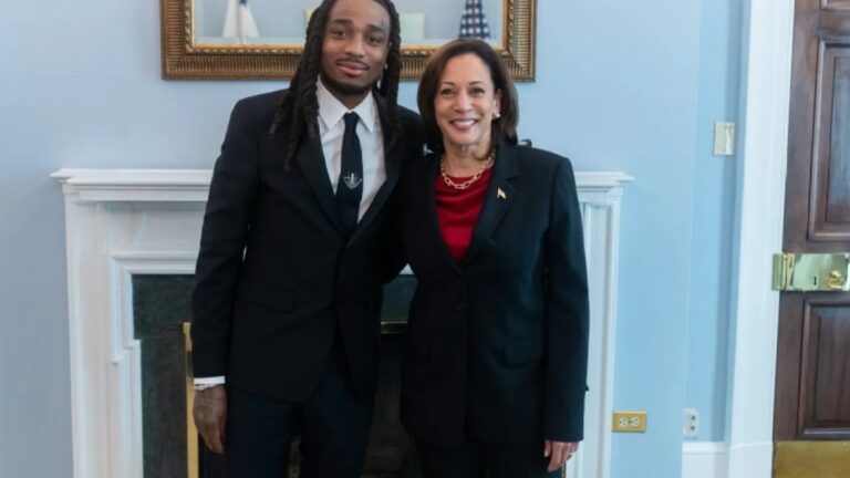 Quavo rejoint par la vice-présidente Kamala Harris lors d'un événement contre la violence armée déclarant le « jour du décollage » à Atlanta Plus de variétés Les plus populaires À lire absolument Inscrivez-vous aux newsletters de variétés Plus de nos marques
	
	
