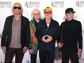 De gauche à droite : Peter Buck, Mike Mills, Michael Stipe et Bill Berry, de REM, assistent au gala d'intronisation et de remise des prix du Songwriters Hall of Fame 2024 au New York Marriott Marquis Hotel le 13 juin 2024 à New York.