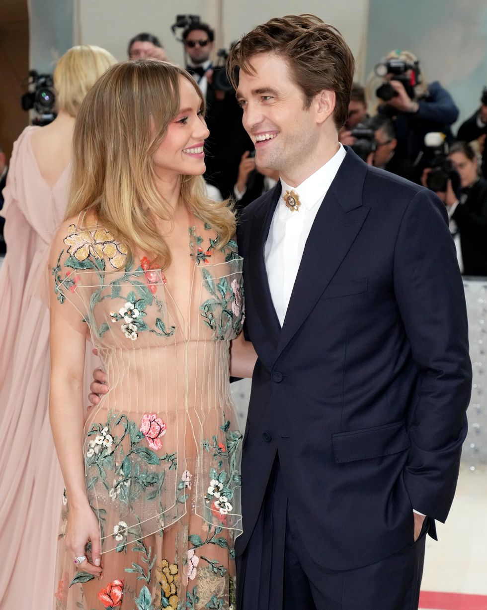 suki waterhouse et robert pattinson souriant ensemble au gala du met, mai 2023