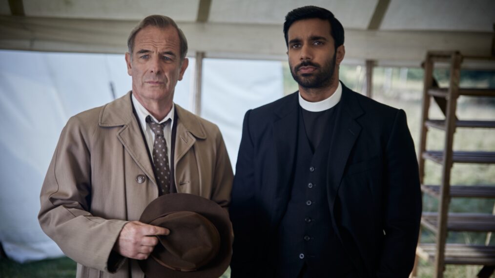 Robson Green dans le rôle de Geordie Keating et Rishi Nair dans le rôle d'Alphy Kottaram dans la saison 9 de « Grantchester »