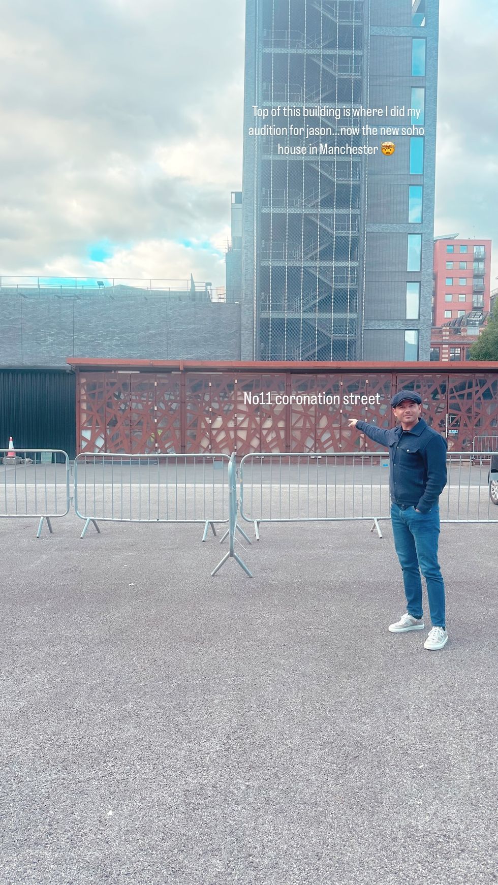 L'acteur de Coronation Street, Ryan Thomas, debout devant une tour