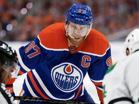 SIMMONS : Je n’encourage pas le Canada, j’encourage Connor McDavid