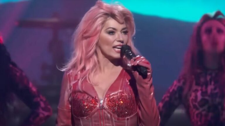 Shania Twain performs at the 2022 People