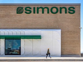 Un client quitte le 16e magasin Simons, situé au CF Fairview Pointe Claire à Pointe-Claire, au Québec, le jeudi 5 mai 2022.