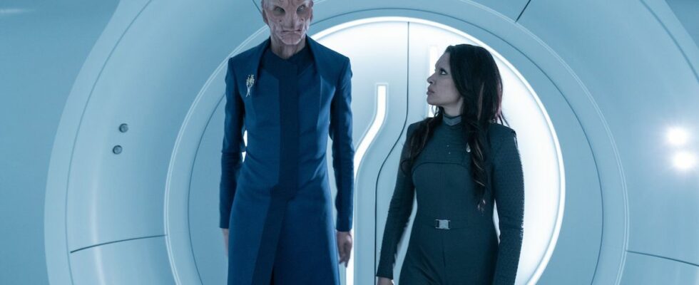 Saru standing next to Nhan in Star Trek: Discovery