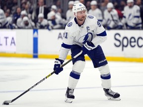 Le centre du Lightning de Tampa Bay Steven Stamkos déplace la rondelle pendant la troisième période d'un match de hockey de la LNH contre les Kings de Los Angeles, le 23 mars 2024, à Los Angeles.