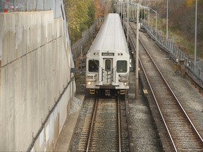 Un métro de la TTC se dirige vers l'ouest depuis la station de métro Warden en direction de Victoria Park le 16 novembre 2021.