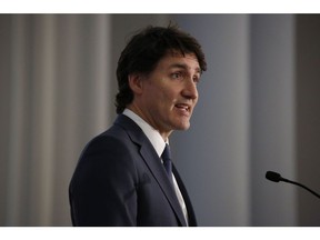 Justin Trudeau, premier ministre du Canada, lors d'un événement à la Chambre de commerce du Canada à Ottawa, Ontario, Canada, le lundi 15 avril 2024. Le gouvernement Trudeau fournira des baux à faible coût de terrains publics aux promoteurs et encouragera la construction d'usines de maisons dans le cadre de ce qu'il appelle un plan historique visant à atténuer la crise du logement au Canada.  Photographe : David Kawai/Bloomberg