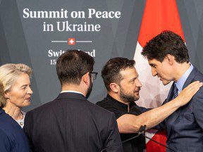 Trudeau fait tourner les têtes au sommet en Ukraine en criant « Slava Ukraini »