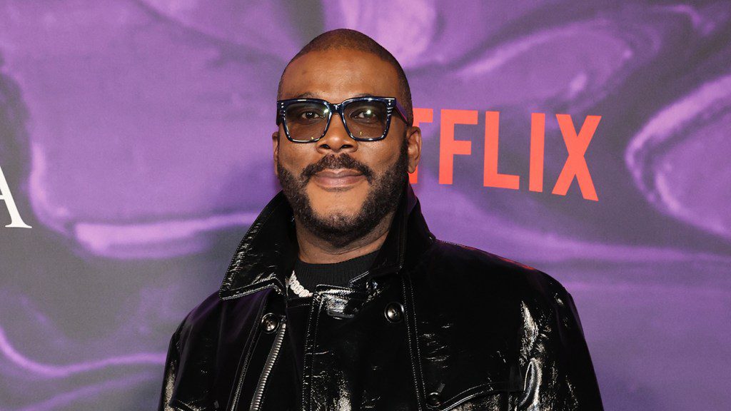 Tyler Perry rédige un article d’opinion en réponse au profilage racial dans les aéroports : « Un affront à notre dignité »
