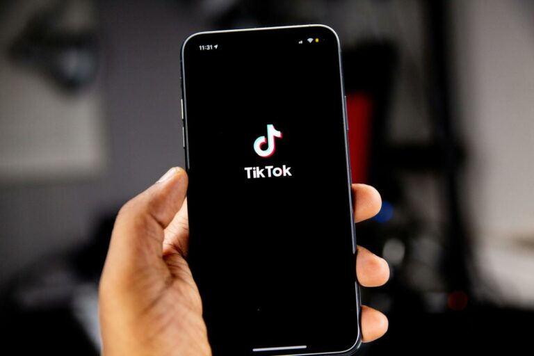 Un code malveillant aurait compromis les comptes TikTok appartenant à CNN et Paris Hilton