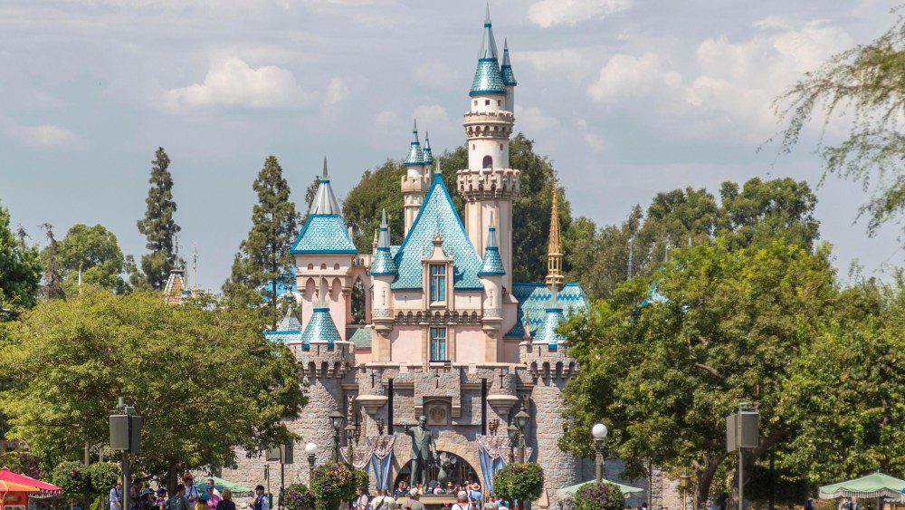 Un employé de Disneyland décède après être tombé en raison d'une voiturette de golf en mouvement dans un parc à thème
	
	
