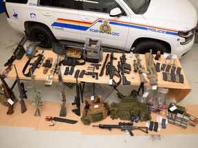 Les armes et munitions saisies par la GRC sont montrées sur cette photo.  Un agent de la GRC a déclaré lors d'un procès pour complot de meurtre que plusieurs armes avaient été découvertes dans une caravane près du blocus frontalier de 2022 à Coutts, en Alberta.