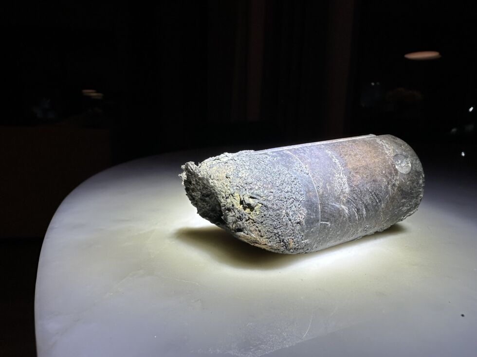 Cet objet cylindrique, mesurant quelques centimètres, est tombé à travers le toit de la maison d'Alejandro Otero en Floride en mars.