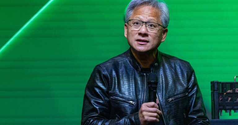 Voici Jensen Huang de Nvidia signant la poitrine d’une femme