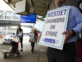 Des mécaniciens d'avions en grève sont vus sur la ligne de piquetage à l'aéroport international Pearson de Toronto, le samedi 29 juin 2024.