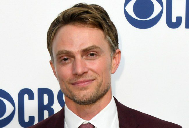 Wilson Bethel au casting de la série limitée Netflix « Untamed »