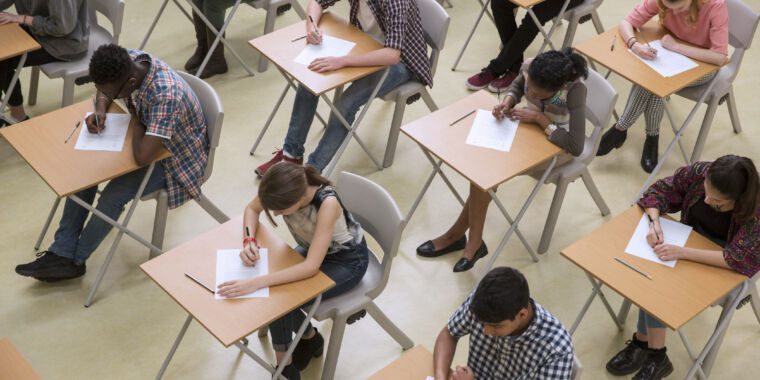 ChatGPT surpasse les étudiants de premier cycle dans les cours d’introduction, mais échoue plus tard