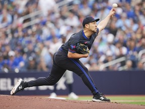 Yusei Kikuchi des Blue Jays de Toronto lance.