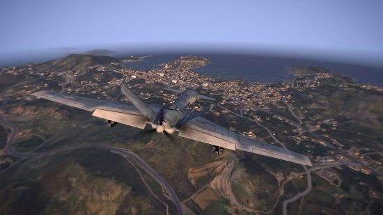 Un grand avion gris vole haut au-dessus d'un terrain herbeux dans Arma 3, l'un des meilleurs jeux de vol et d'avion.