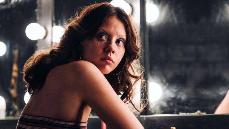 Le décor hollywoodien ensanglanté de MaXXXine est un rêve surréaliste devenu réalité
