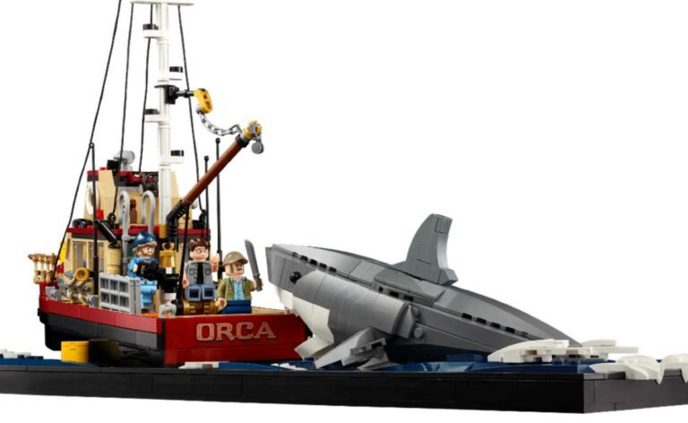 Lego sortira en août un ensemble Jaws qui recrée la confrontation finale sur le bateau de Quint