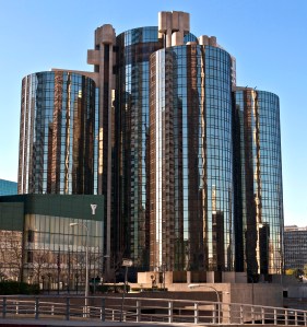 LOS ANGELES, CA - 27 JANVIER : Les ascenseurs extérieurs montent et descendent de l'hôtel Bonaventure sur Figueroa Street le 27 janvier 2012 à Los Angeles, en Californie. Au cours des 20 dernières années, le centre-ville a connu un certain nombre de nouveaux projets de construction de grande envergure menant à un centre urbain bien défini. (Photo de George Rose/Getty Images)