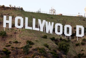 LOS ANGELES, CALIFORNIE - 12 JUILLET : Le panneau Hollywood se dresse alors que la grève de la WGA (Writers Guild of America) se poursuit le 12 juillet 2023 à Los Angeles, en Californie. Les membres de la SAG-AFTRA, qui représente les acteurs et autres professionnels des médias, pourraient se mettre en grève d'ici 23h59 aujourd'hui, ce qui pourrait mettre un terme complet aux productions hollywoodiennes, les scénaristes étant au troisième mois de leur grève contre les studios hollywoodiens. (Photo de Mario Tama/Getty Images)