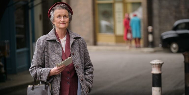 Call the Midwife taquine "tout sera révélé" dans un cliché spécial sur le plateau
