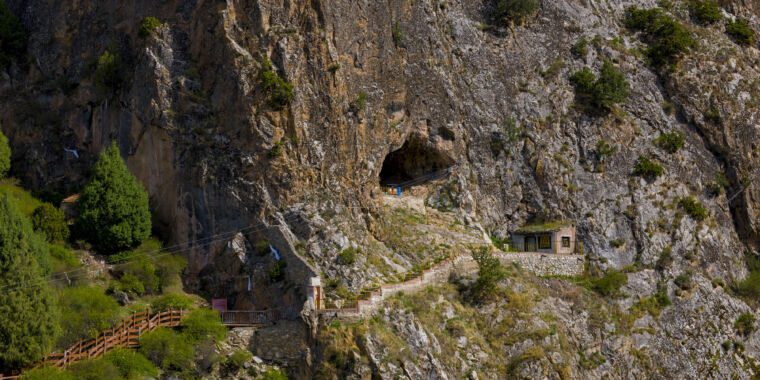 Une grotte de haute altitude utilisée par les bouddhistes tibétains révèle un fossile de Denisovan