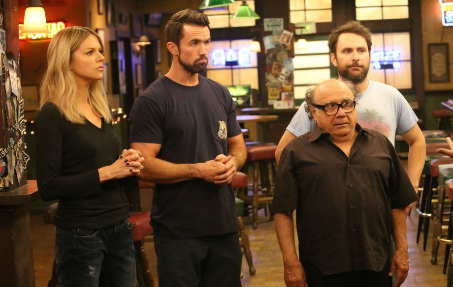 Charlie Day dans le rôle de Charlie Kelly, Glenn Howerton dans le rôle de Dennis Reynolds, Rob McElhenney dans le rôle de Mac, Kaitlin Olson dans le rôle de Dee Reynolds, Danny Devito dans le rôle de Frank Reynolds