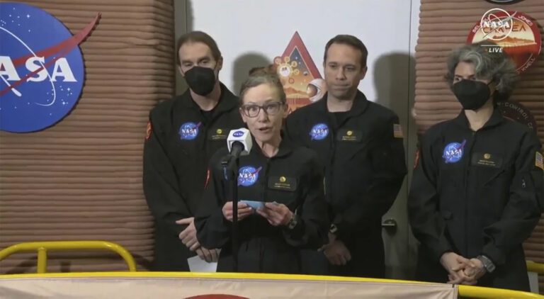 Les volontaires de la NASA qui ont participé pendant un an à la simulation de Mars retournent dans le monde réel