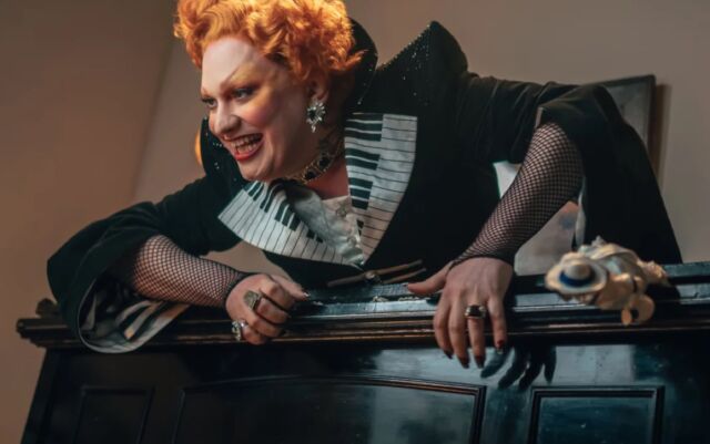 Jinkx Monsoon dans le rôle de Maestro, qui vole à l'univers toute musique.