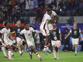 Après une victoire spectaculaire contre le Venezuela en quart de finale de la Copa America, l'équipe canadienne de soccer masculin affronte l'Argentine dans une demi-finale de David contre Goliath mardi soir. Le milieu de terrain canadien Ismael Kone (8) célèbre avec ses coéquipiers après avoir réussi le penalty gagnant contre le Venezuela lors d'un match de football en quart de finale de la Copa America à Arlington, au Texas, le vendredi 5 juillet 2024.