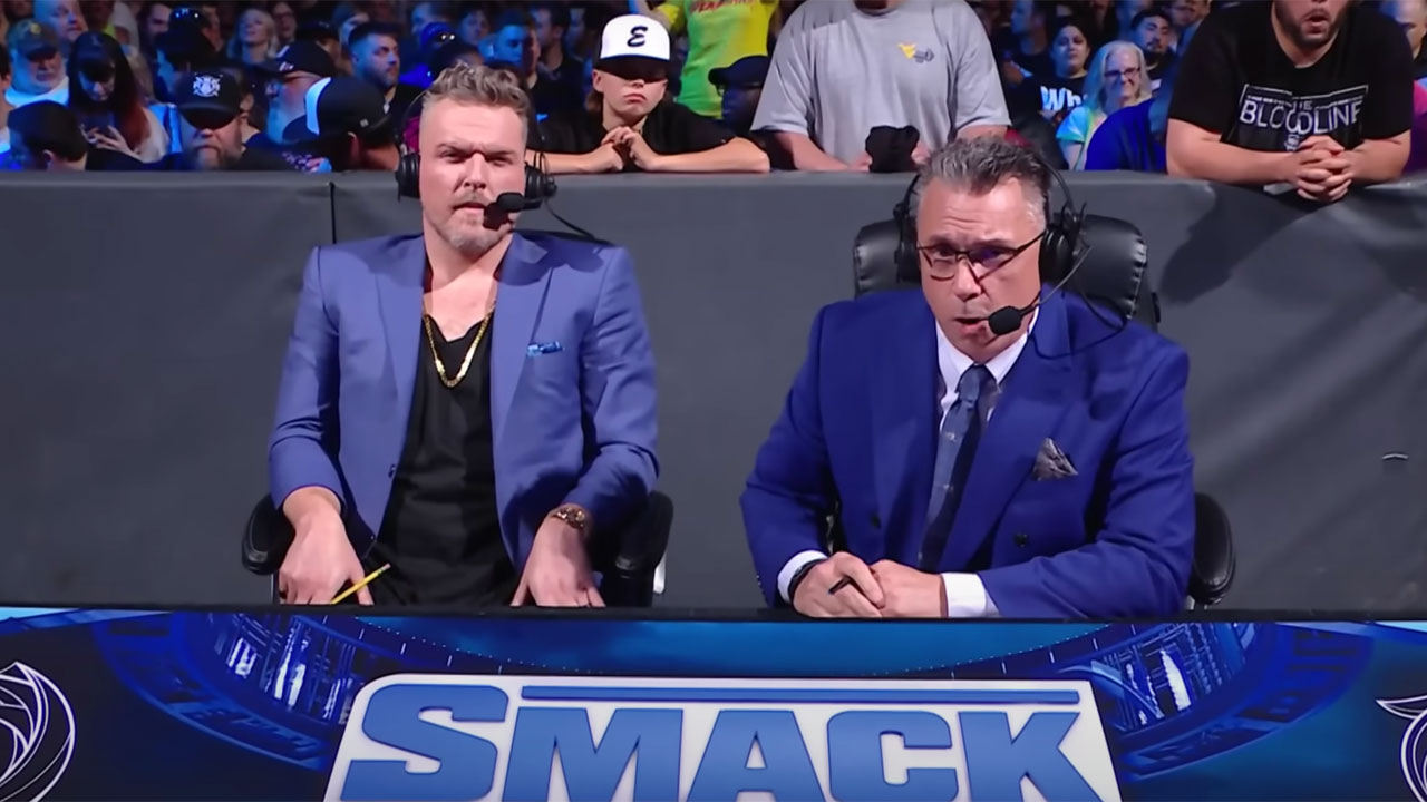 Pat McAfee et Michael Cole à Smackdown