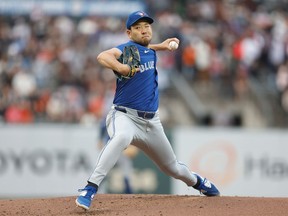 Yusei Kikuchi #16 des Blue Jays de Toronto lance en fin de première manche contre les Giants de San Francisco à Oracle Park le 9 juillet 2024 à San Francisco, Californie.