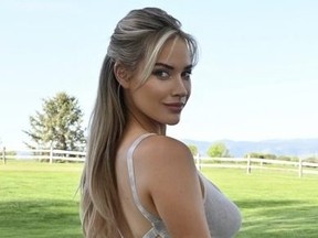 Paige Spiranac regarde par-dessus son épaule au practice.