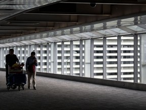 Les gens se dirigent vers l'aéroport Pearson à Mississauga, en Ontario, le mardi 14 mars 2023.