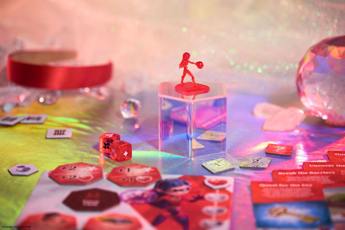 Le moteur rouge Violet Parr sur une plate-forme en cristal, avec les composants du jeu autour de lui